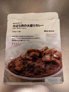 牛バラ肉の大盛りカレーのパッケージ