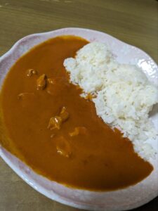 バターチキン盛り付け