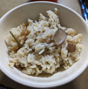 松茸ごはんの盛り付け