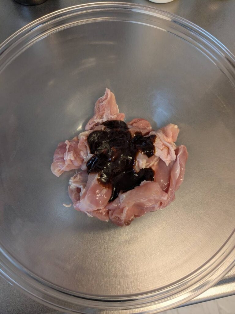 味噌からあげのタレを揉み込む様子