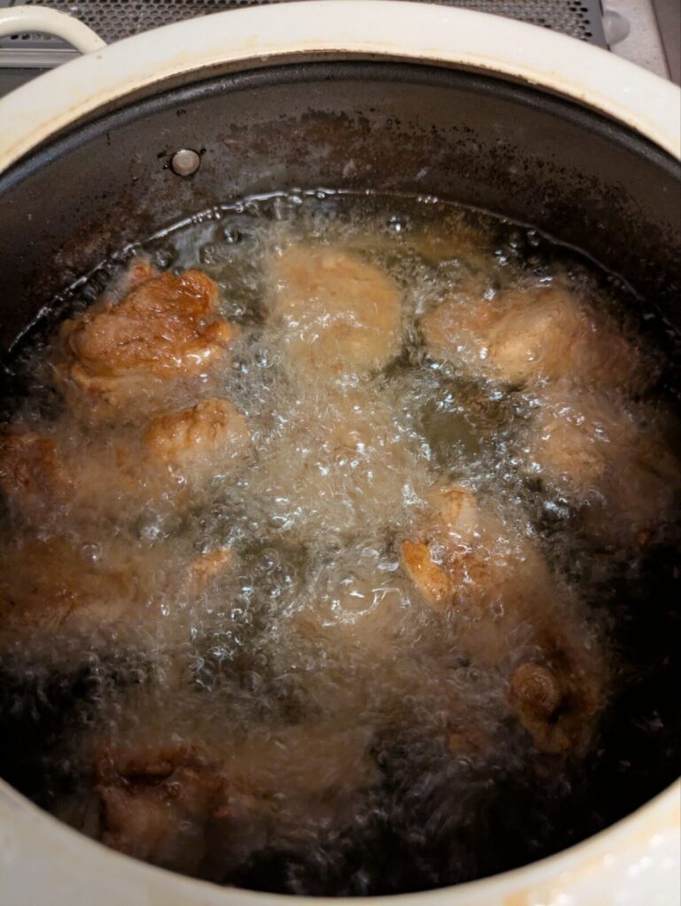 味噌からあげを揚げている様子