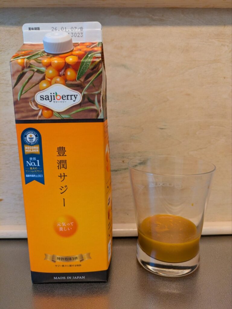 サジーのパッケージとグラス