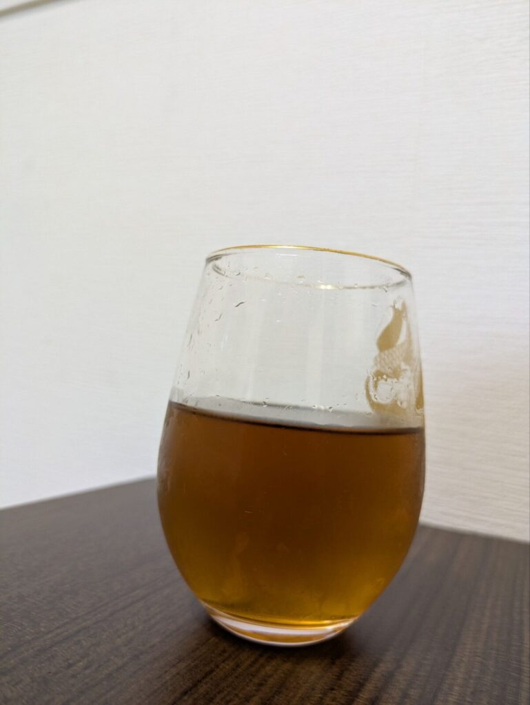 黒麦茶を注いだ様子