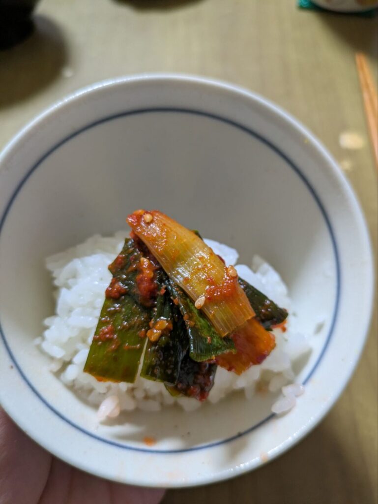 ネギキムチをご飯の上に