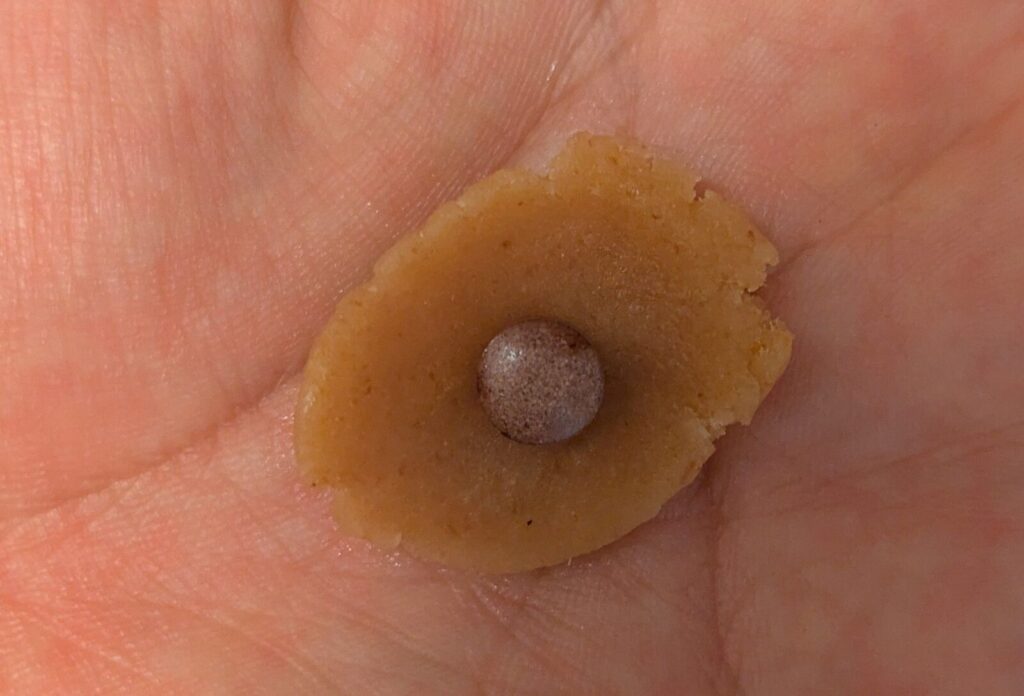 メディボールに錠剤を包む様子