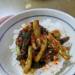 小松菜キムチをご飯に乗せた画像