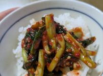 小松菜キムチをご飯に乗せた画像