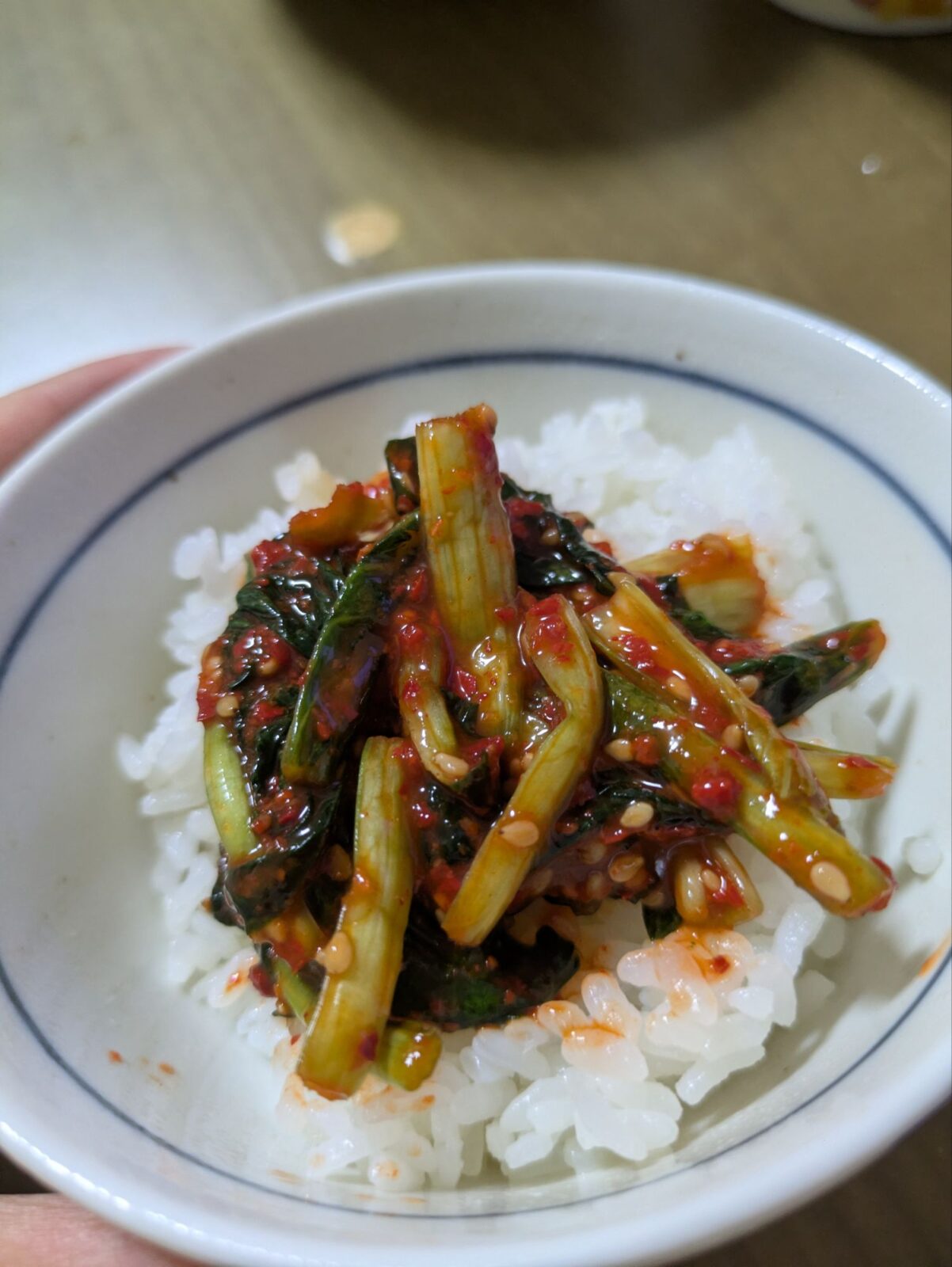 小松菜キムチをご飯に乗せた画像