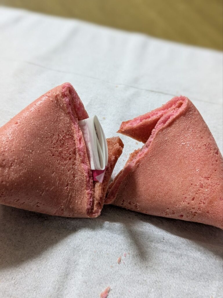フォーチュンクッキーの割れた様子
