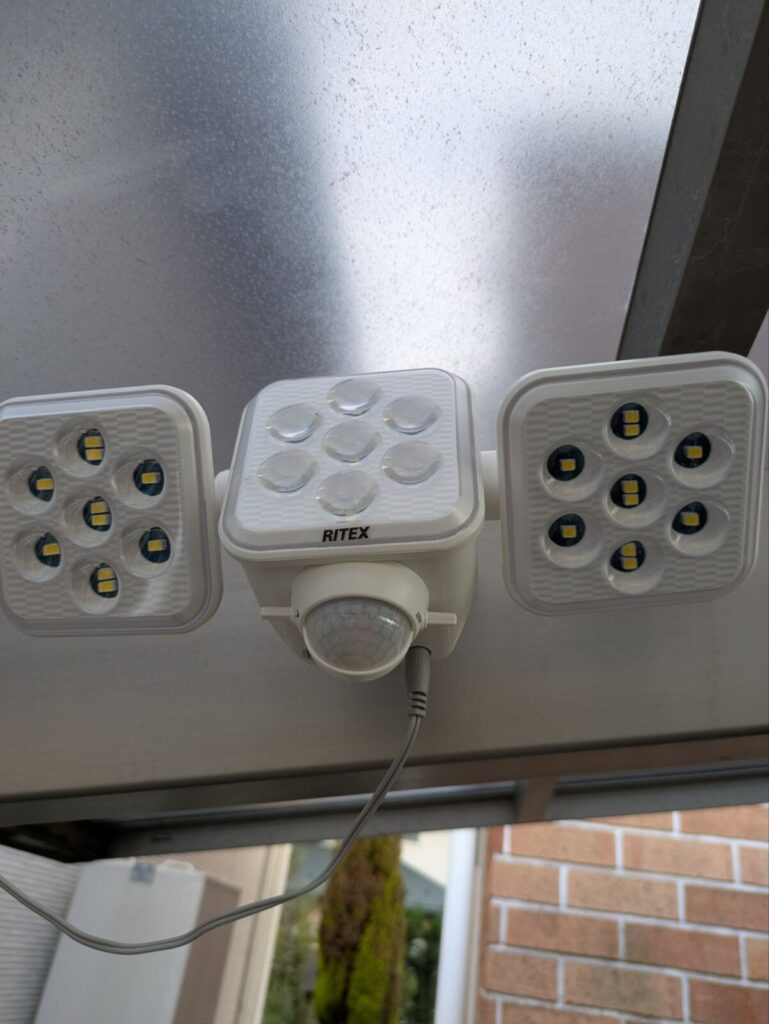 S-330Lをカーポートの梁に取り付けた様子