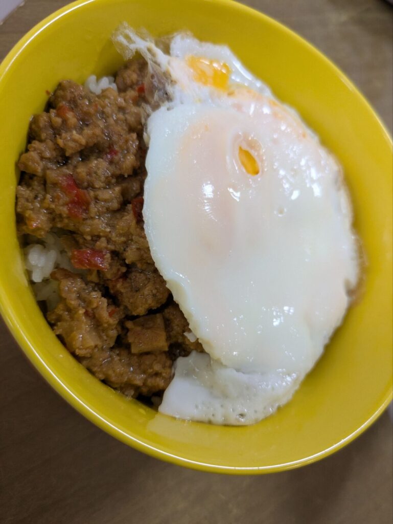 ガパオライスに目玉焼き