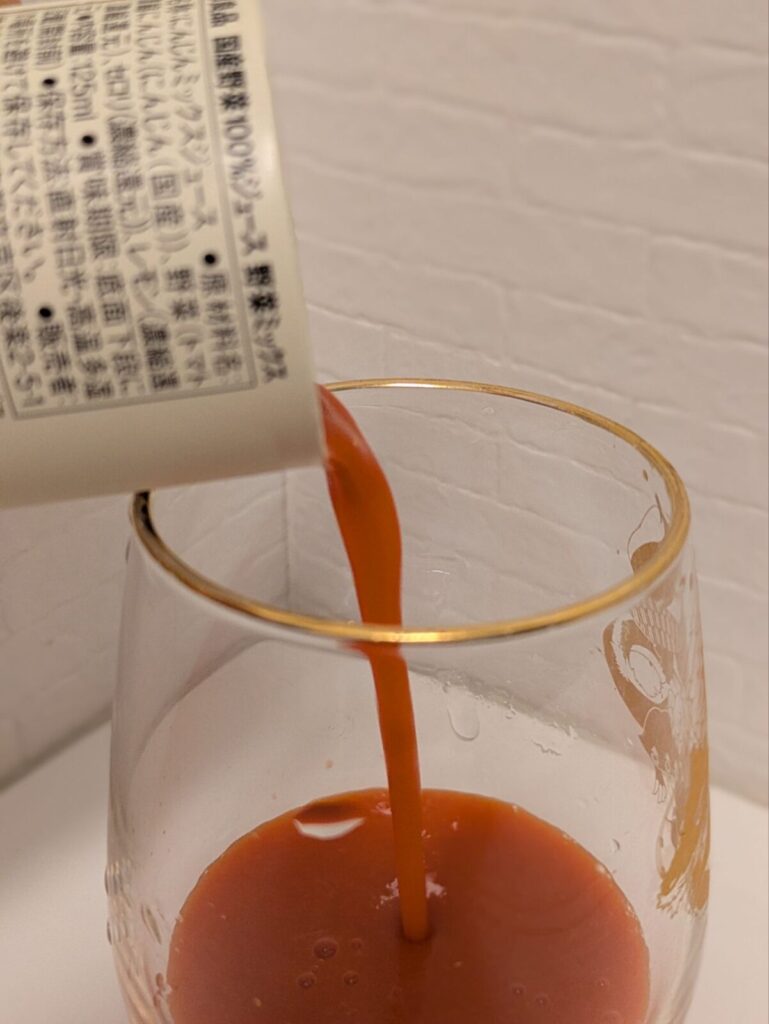 野菜ミックスを注いでいる様子