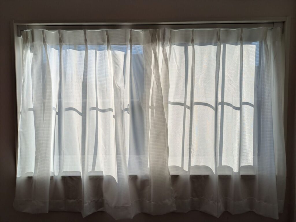 突っ張りカーテンレールの設置画像