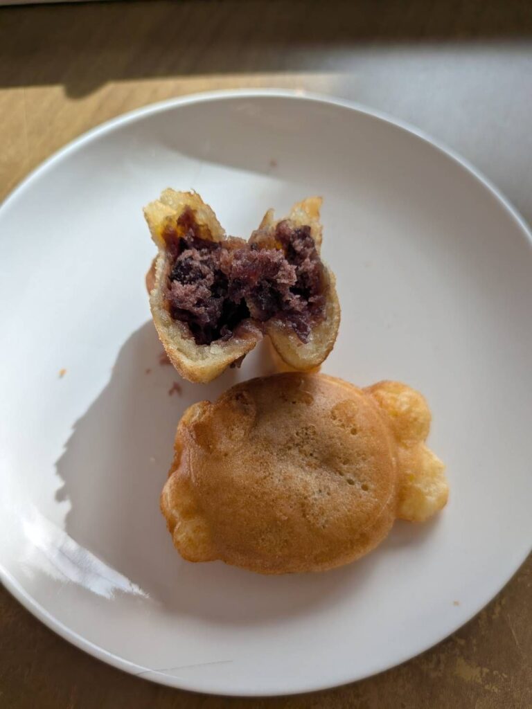 ブンオパン(韓国たい焼き)の調理済み半分に割った