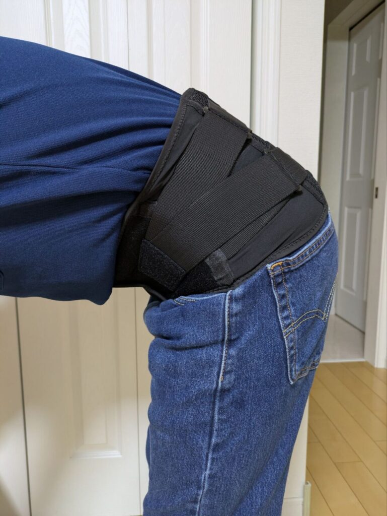 コルセットをつけて前屈みになっている様子