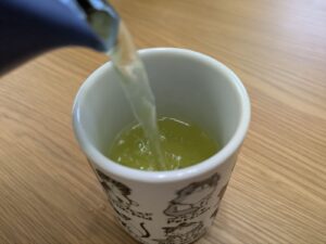 ポケマルで買ったお茶お茶を淹れている所